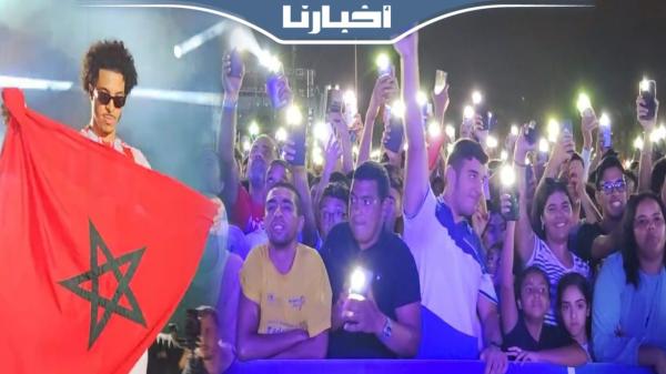 وسط حضور جماهيري غفير.."ديزي دروس" يشعل منصة اتصالات المغرب بالمضيق